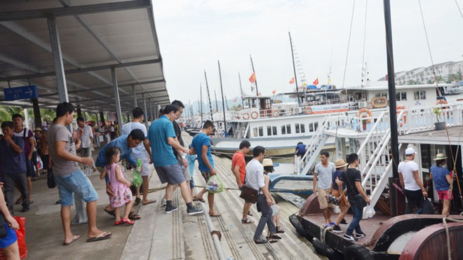 Du khách xuống tàu tham quan vịnh Hạ Long ẢNH N.H