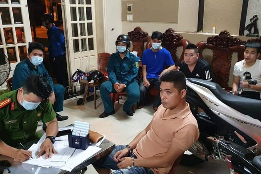 Các đối tượng trong đường dây đánh bạc ngàn tỉ bị bắt quả tang. Ảnh: CACC Các đối tượng trong đường dây đánh bạc ngàn tỉ bị bắt quả tang. Ảnh: CACC