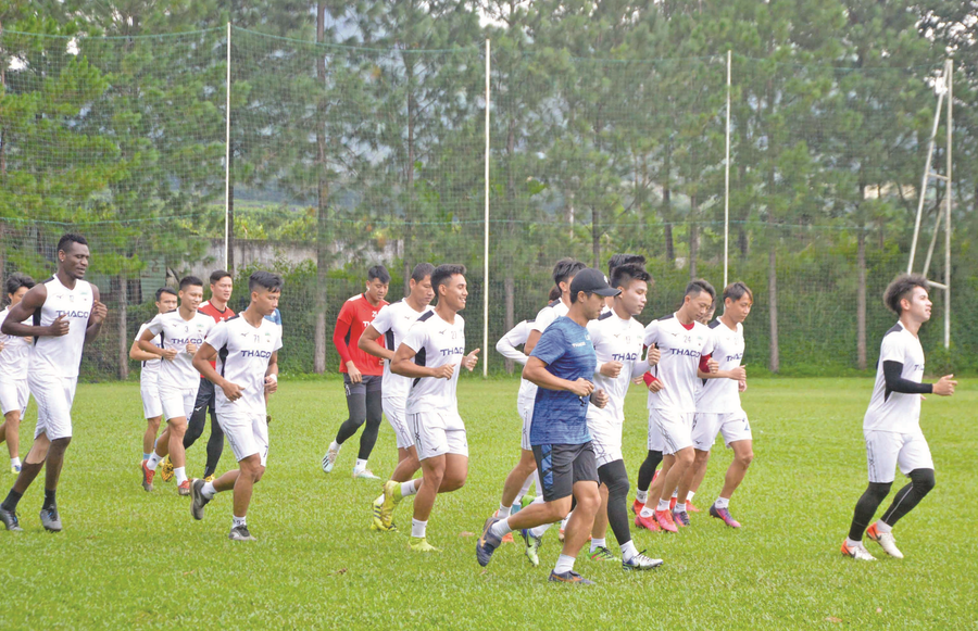 Cầu thủ HAGL dồn sức tập luyện bất chấp kỳ nghỉ để chuẩn bị cho 2 trận đấu tới. Ảnh: Hồng Thủy