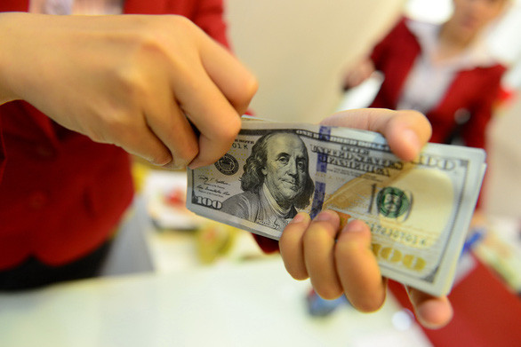  Giao dịch USD trong một ngân hàng - Ảnh: QUANG ĐỊNH