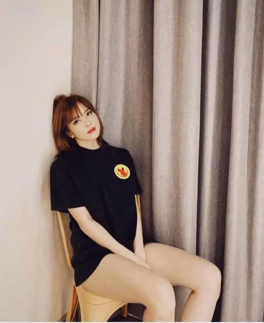 Mới đây, dân mạng xôn xao khi Thiều Bảo Trâm đăng tải một số hình ảnh khoe khéo nhan sắc đời thường. Trong những bức ảnh này, 