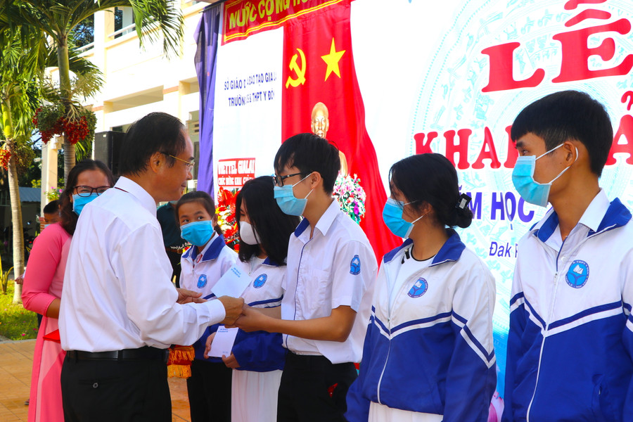 Trưởng ban Tuyên giáo Tỉnh ủy Lê Phan Lương trao học bổng cho các em học sinh Trường THCS và THPT Y Đôn. Ảnh: Ngọc Minh