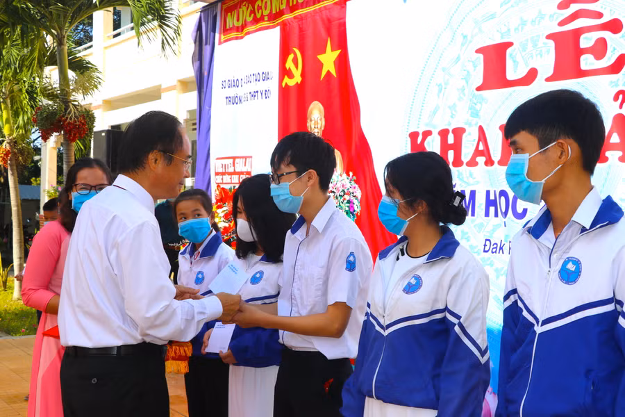 Trưởng ban Tuyên giáo Tỉnh ủy Lê Phan Lương trao học bổng cho các em học sinh Trường THCS và THPT Y Đôn. Ảnh: Ngọc Minh