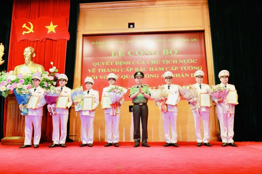 Bộ trưởng Công an Tô Lâm trao quyết định thăng quân hàm cho các lãnh đạo chủ chốt ngành công an. Ảnh: VGP.  Bộ trưởng Công an Tô Lâm trao quyết định thăng quân hàm cho các lãnh đạo chủ chốt ngành công an. Ảnh: VGP.
