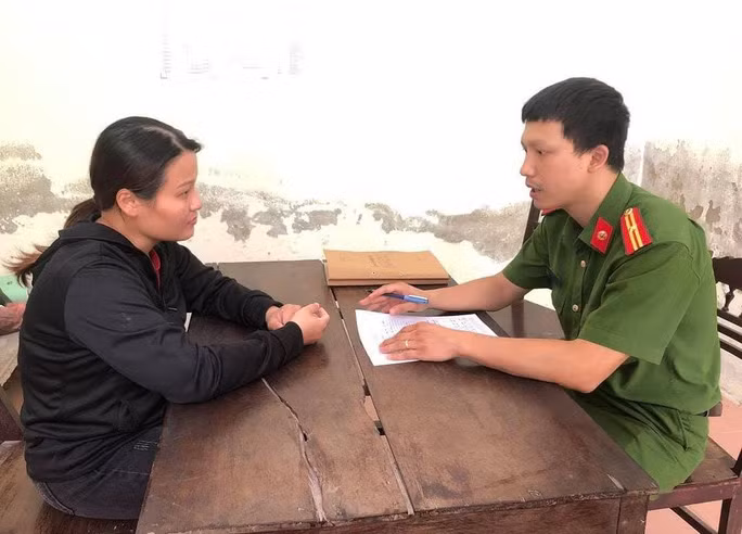 Cán bộ công an đang làm việc với Uông Thị Trang - Ảnh: CA cung cấp Cán bộ công an đang làm việc với Uông Thị Trang - Ảnh: CA cung cấp