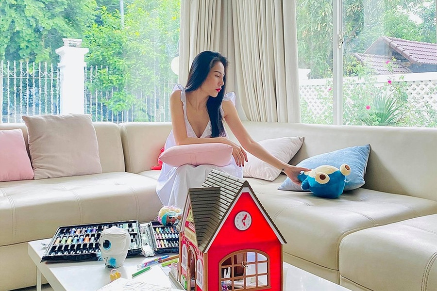 Biệt thự thiết kế nhiều kính để ăn gian diện tích. Tại phòng khách, Thủy Tiên và Công Vinh thiết kết sofa đôi màu kem sang trọng. Ảnh: NSCC