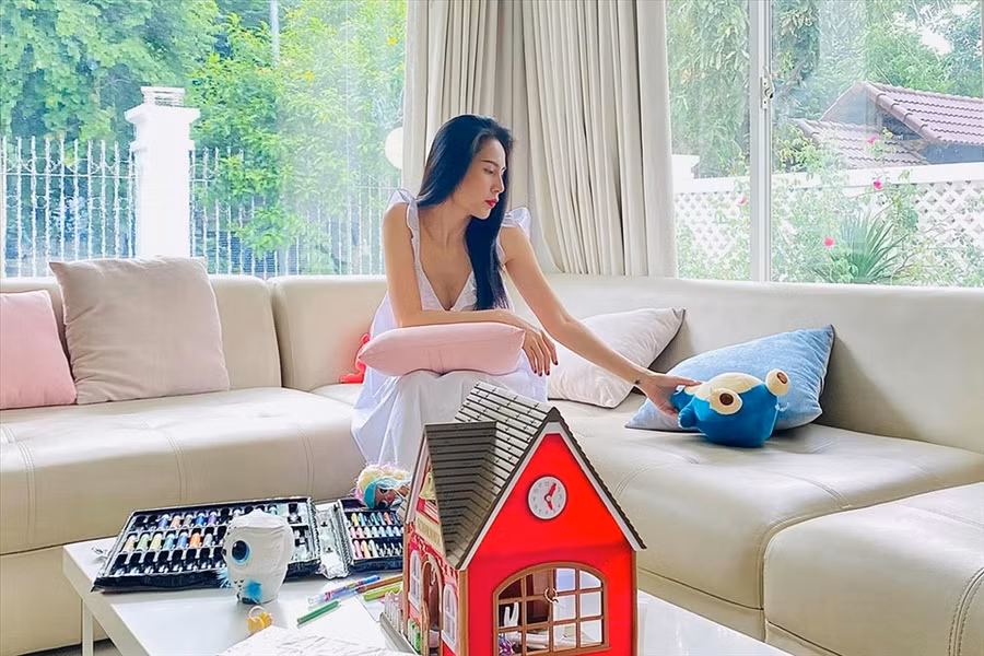 Biệt thự thiết kế nhiều kính để ăn gian diện tích. Tại phòng khách, Thủy Tiên và Công Vinh thiết kết sofa đôi màu kem sang trọng. Ảnh: NSCC