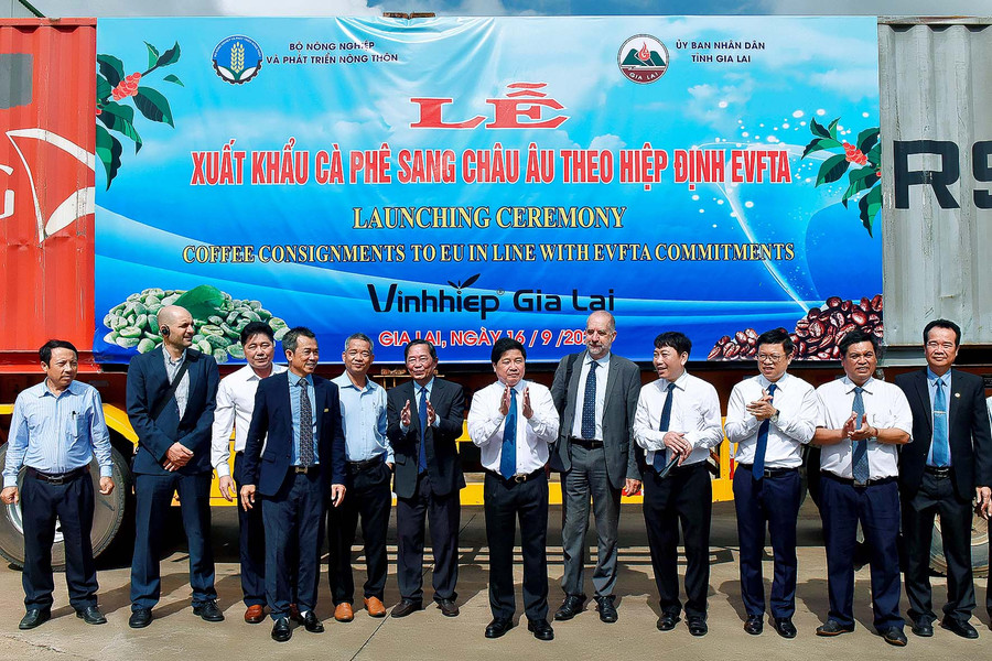 Lãnh đạo Bộ Nông nghiệp và PTNT cùng lãnh đạo tỉnh Gia Lai phát lệnh xuất phát xe chở hàng xuất khẩu cà phê sang thị trường châu Âu theo Hiệp định EVFTA. Ảnh: Đức Thụy