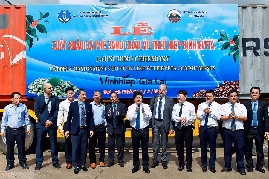 Lãnh đạo Bộ Nông nghiệp và PTNT cùng lãnh đạo tỉnh Gia Lai phát lệnh xuất phát xe chở hàng xuất khẩu cà phê sang thị trường châu Âu theo Hiệp định EVFTA. Ảnh: Đức Thụy