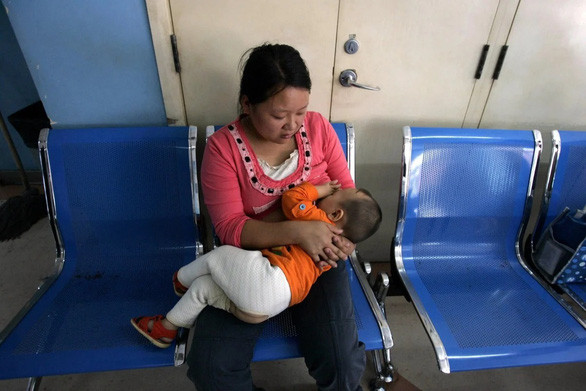 Sữa mẹ có khả năng ngăn ngừa lây nhiễm và điều trị COVID-19, theo nhóm nghiên cứu Trung Quốc - Ảnh: AP