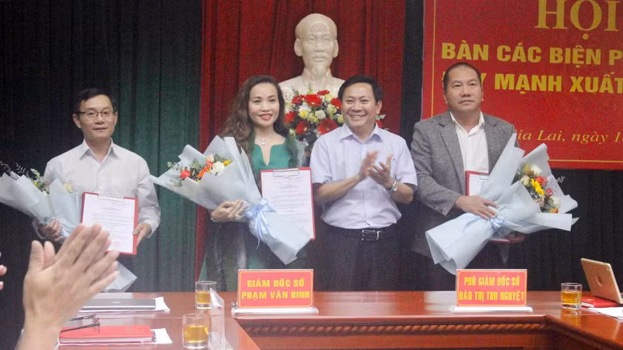 Trao quyết định công nhận danh hiệu “Doanh nghiệp xuất khẩu uy tín năm 2019” cho 3 doanh nghiệp của tỉnh. Ảnh: Vũ Thảo