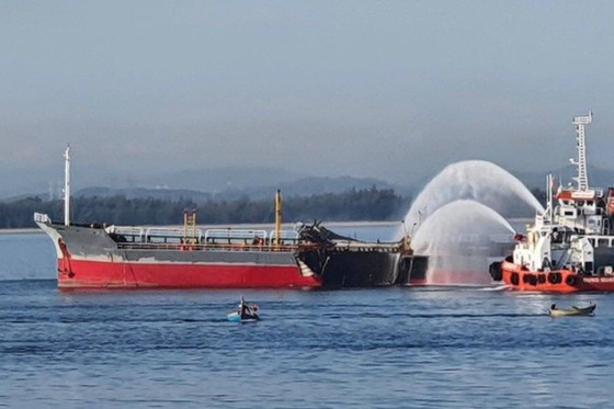 Hiện trường chữa cháy cho tàu chở dầu gặp sự cố. Hiện trường chữa cháy cho tàu chở dầu gặp sự cố.