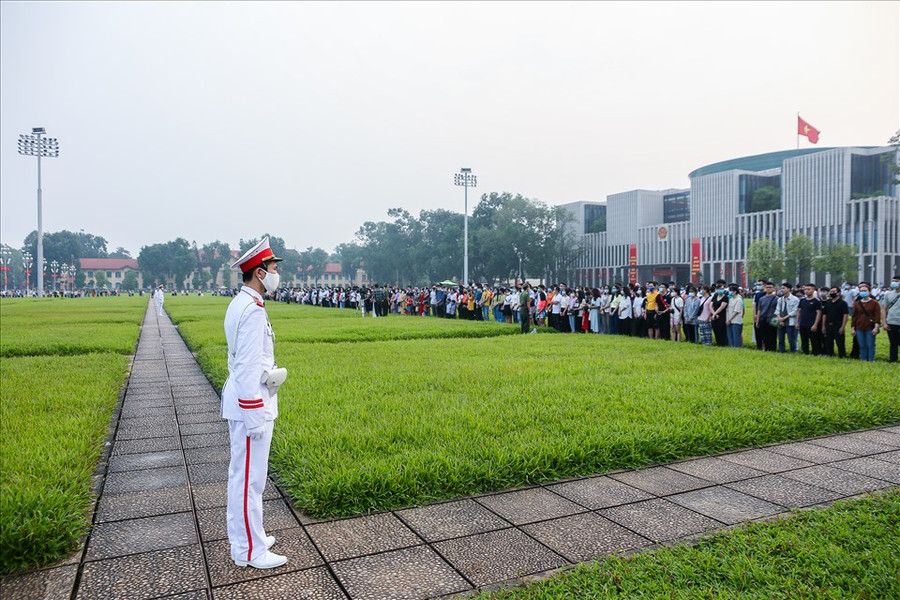 Khi nghi lễ chào cờ diễn ra, tất cả người dân có mặt ở Quảng trường cũng dừng toàn bộ công việc, đứng nghiêm trang, người dân đến dự đứng cách xa khu vực làm lễ 3 ô cỏ. Khi nghi lễ chào cờ diễn ra, tất cả người dân có mặt ở Quảng trường cũng dừng toàn bộ công việc, đứng nghiêm trang, người dân đến dự đứng cách xa khu vực làm lễ 3 ô cỏ.
