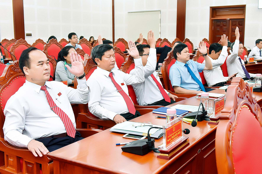Các Đại biểu hội đồng biểu quyết thống nhất giới thiệu đồng chí Châu Ngọc Tuấn-Phó bí thư Thường trục tỉnh ủy. Ảnh: Đức Thụy