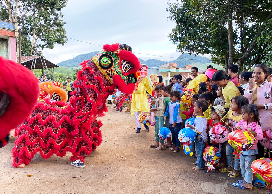  Lần đầu tiên thấy những chú lân nhảy múa, vì thế, các em vừa có cảm giác “sợ” vừa hào hứng thích thú.