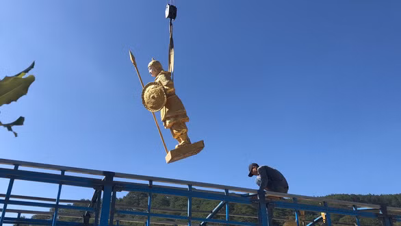 Những bức tượng này được vận chuyển từ Khu du lịch Đại Nam về Đà Lạt.