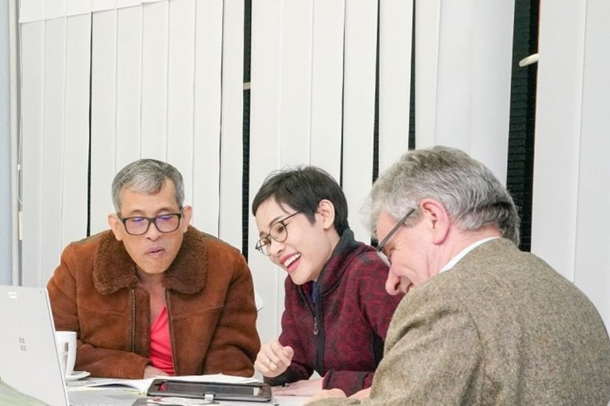 Nhà vua Thái Lan và Hoàng quý phi Sineenat Wongvajirapakdi trong một bức ảnh chính thức do cơ quan nội chính hoàng gia Thái Lan công bố. Ảnh: Khaosod.