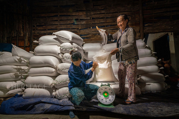 Một trong những tác phẩm của Bộ ảnh "Muối hầm Tuyết Diêm" của Nguyễn Ngọc Hòa Một trong những tác phẩm của Bộ ảnh