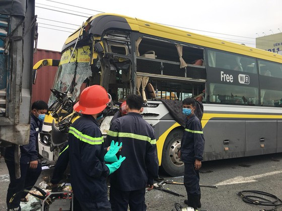 Lực lượng Cảnh sát PCCC được huy động đưa thi thể tài xế B. ra ngoài. Ảnh: VIẾT PHÓNG Lực lượng Cảnh sát PCCC được huy động đưa thi thể tài xế B. ra ngoài. Ảnh: VIẾT PHÓNG