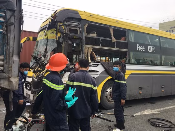 Lực lượng Cảnh sát PCCC được huy động đưa thi thể tài xế B. ra ngoài. Ảnh: VIẾT PHÓNG