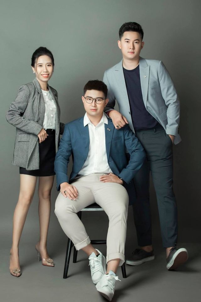 CEO 9X Lý Tấn Tài (ở giữa) và người đồng sáng lập Phúc Tea.