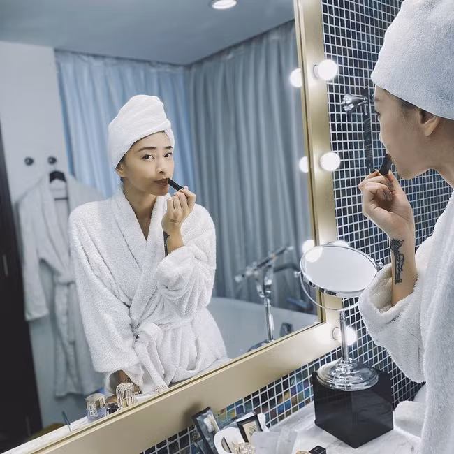 Ngô Thanh Vân thảnh thơi làm đẹp trong phòng tắm sang trọng: “Always wanted a bathroom pic of myself. Me... getting ready for the weekend” (Tạm dịch: Luôn muốn có một bức ảnh phòng tắm của chính tôi. Tôi chuẩn bị cho cuối tuần).