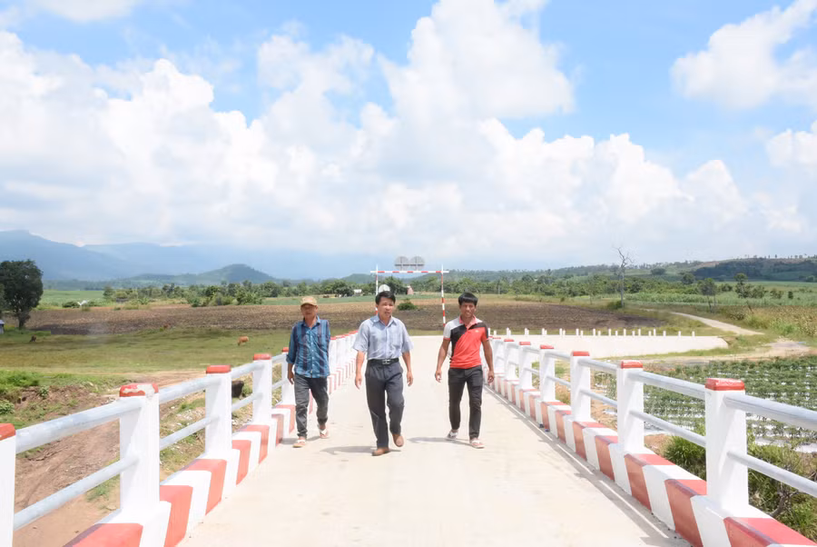 Cây cầu dân sinh giúp các hộ dân xã Đak Pơ Pho (huyện Kông Chro) đi lại thuận tiện, yên tâm sản xuất. Ảnh: Minh Nguyễn