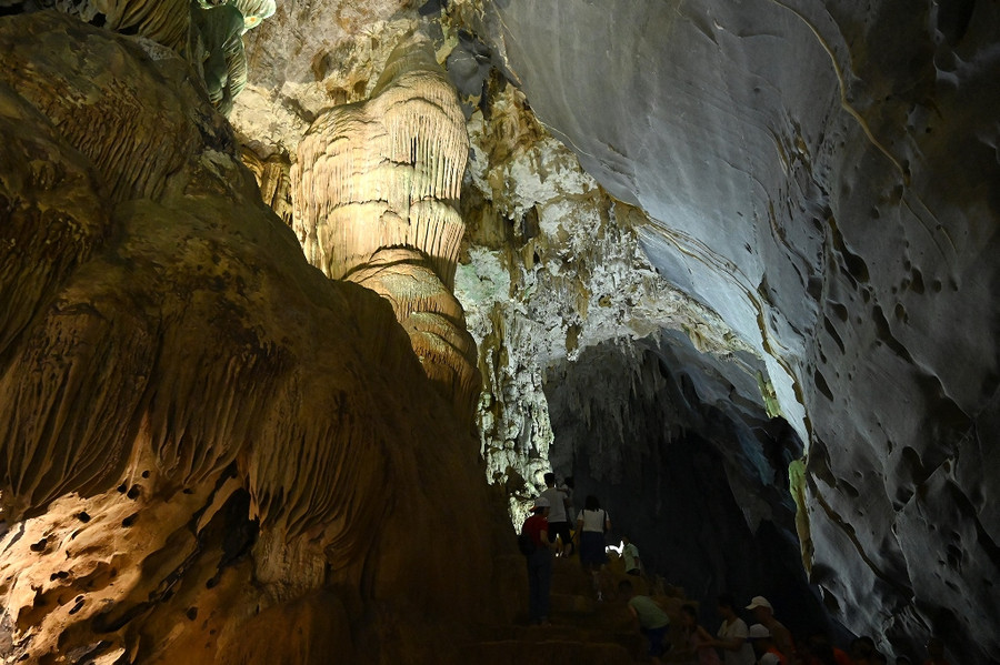 Sau hàng chục cuộc thám sát khoa học của người Việt, người Pháp, người Anh… động Phong Nha vẫn còn đó với những điều bí ẩn. Hiện nay, nhiều hang động tại Phong Nha - Kẻ Bàng được đưa vào khai thác du lịch. Tuy nhiên, động Phong Nha vẫn là lựa chọn số một của du khách. Sau hàng chục cuộc thám sát khoa học của người Việt, người Pháp, người Anh… động Phong Nha vẫn còn đó với những điều bí ẩn. Hiện nay, nhiều hang động tại Phong Nha - Kẻ Bàng được đưa vào khai thác du lịch. Tuy nhiên, động Phong Nha vẫn là lựa chọn số một của du khách.