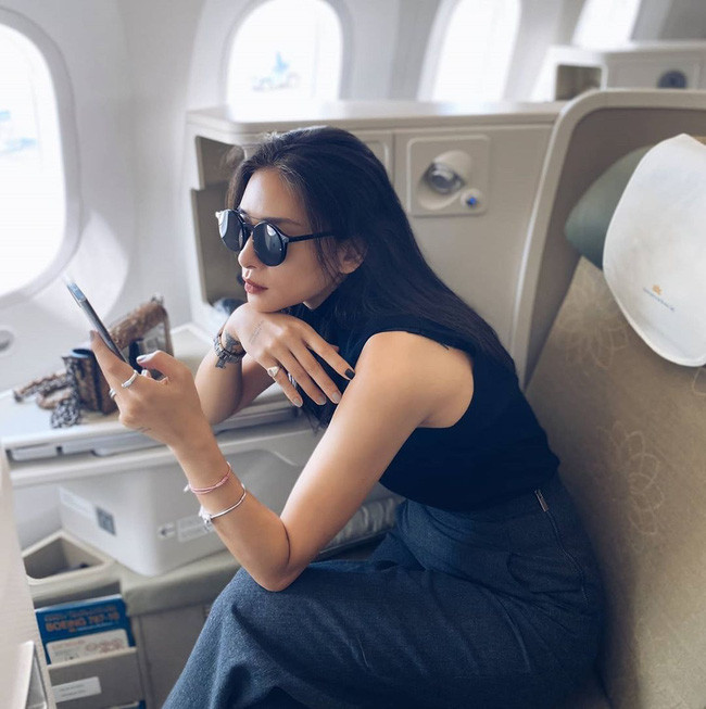 Trên máy bay, Ngô Thanh Vân vẫn chăm chỉ “sống ảo”: “Mây của trời thì cứ để gió cuốn đi”. Trên máy bay, Ngô Thanh Vân vẫn chăm chỉ “sống ảo”: “Mây của trời thì cứ để gió cuốn đi”.