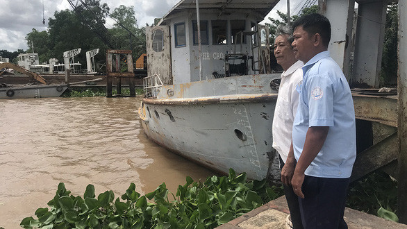 Ông Nguyễn Cẩm Đường và con trai Nguyễn Nhựt Sơn tại cầu phà Cao Lãnh, nơi hai cha con từng làm việc - Ảnh: THÀNH NHƠN