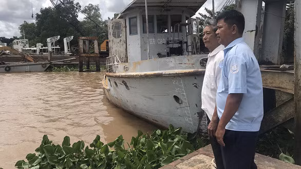Ông Nguyễn Cẩm Đường và con trai Nguyễn Nhựt Sơn tại cầu phà Cao Lãnh, nơi hai cha con từng làm việc - Ảnh: THÀNH NHƠN