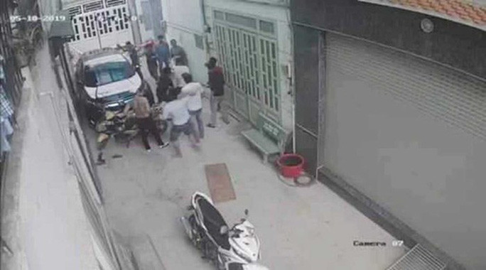 Camera ghi lại cảnh hỗn chiến ở khu trọ