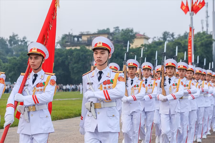 Đội hình tiêu binh gồm 37 chiến sĩ. Dẫn đầu là Quân kỳ quyết thắng, sau đó là 34 đồng chí tượng trưng cho 34 chiến sĩ đầu tiên của Quân đội nhân dân Việt Nam.