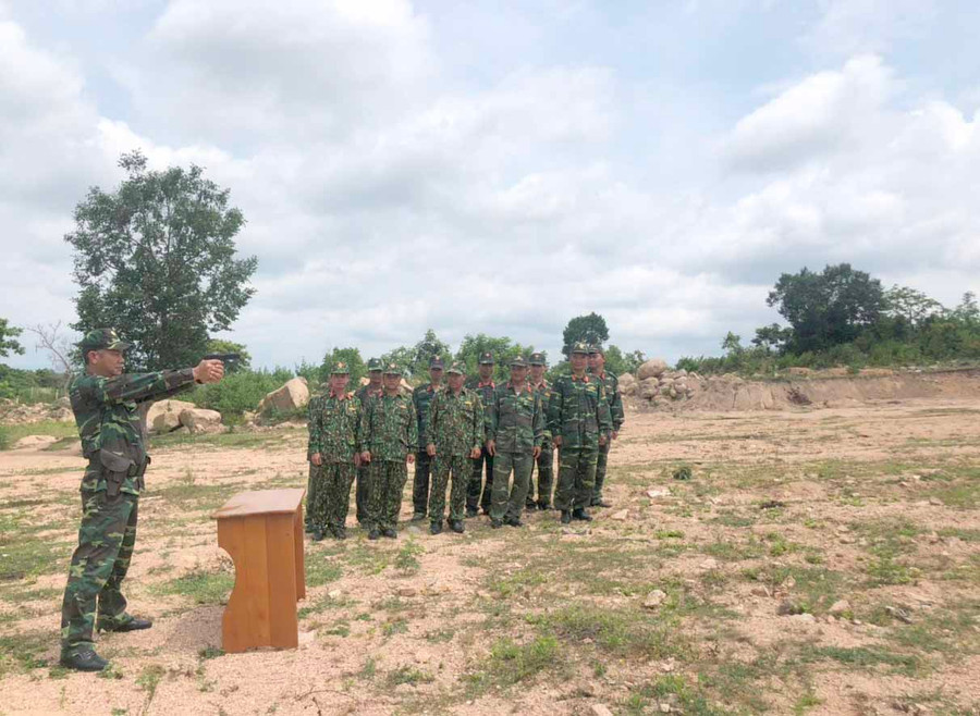 Cán bộ Ban Chỉ huy Quân sự huyện Ia Pa huấn luyện nội dung bắn súng K54. Ảnh: Anh Huy