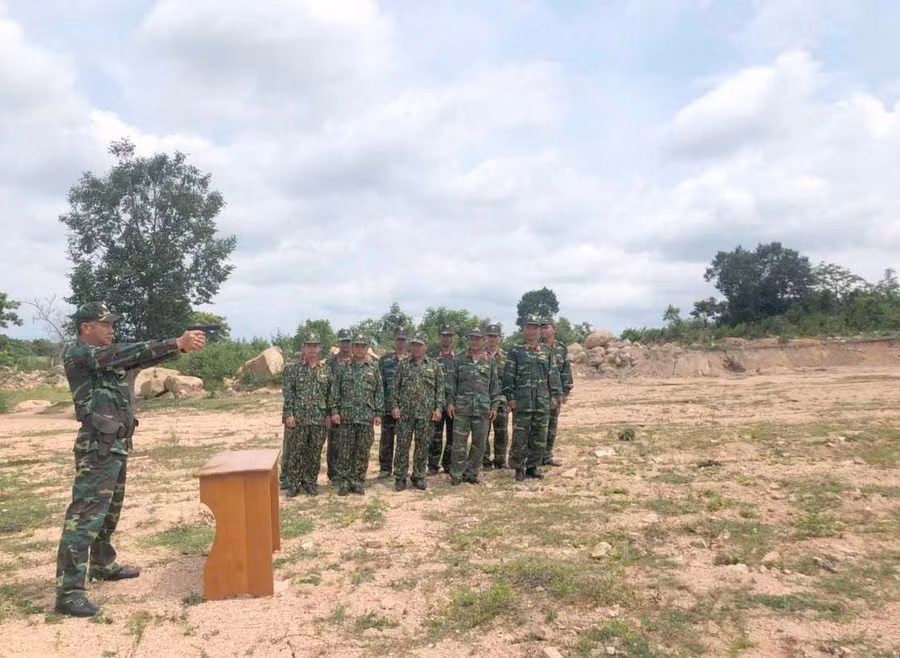 Cán bộ Ban Chỉ huy Quân sự huyện Ia Pa huấn luyện nội dung bắn súng K54. Ảnh: Anh Huy