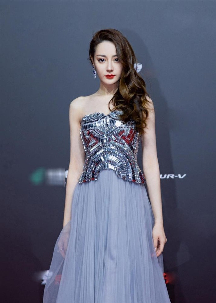 So sánh với hình ảnh Địch Lệ Nhiệt Ba đã được chỉnh sửa kỹ càng thì chi tiết 