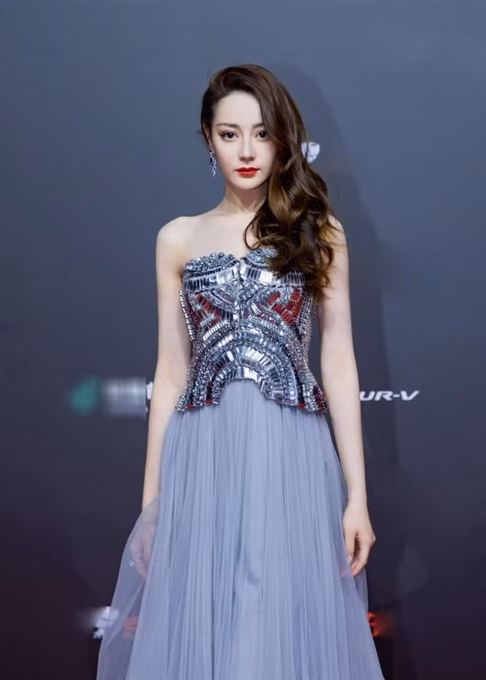 So sánh với hình ảnh Địch Lệ Nhiệt Ba đã được chỉnh sửa kỹ càng thì chi tiết 