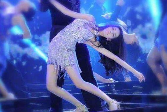 Đây có lẽ cũng là lý do giúp cô sở hữu vóc dáng cân đối cùng đôi chân thon gọn là niềm ước ao của nhiều cô gái.