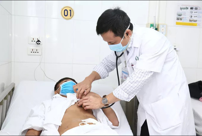 Thăm khám, điều trị cho bệnh nhân bị suy thận tại Bệnh viện Việt Đức