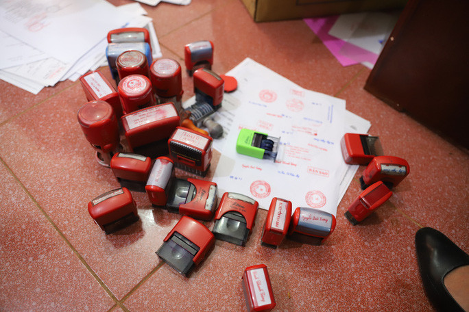 Nhiều loại con dấu giả được thu giữ