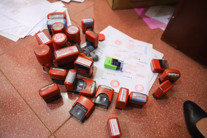 Nhiều loại con dấu giả được thu giữ