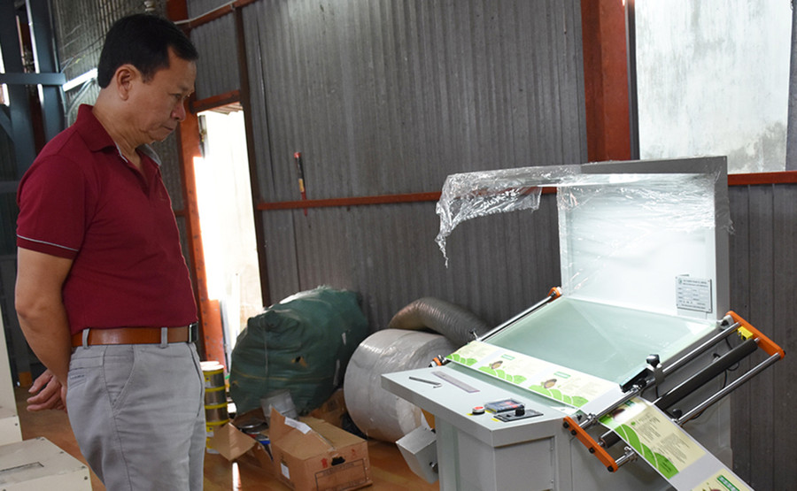 Ông Nguyễn Hưng-Chủ tịch Hội đồng Quản trị Công ty kiểm tra dây chuyền sản xuất. Ảnh: Khánh Phong Ông Nguyễn Hưng-Chủ tịch Hội đồng quản trị Công ty kiểm tra dây chuyền sản xuất. Ảnh: Hà Phương