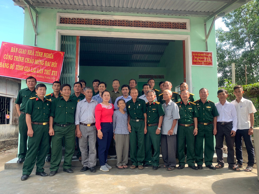 Hội Cựu chiến binh thị xã An Khê bàn giao nhà tình nghĩa cho gia đình cựu chiến binh Trần Ngọc Giao (xã Song An). Ảnh: An Phát Hội Cựu chiến binh thị xã An Khê bàn giao nhà tình nghĩa cho gia đình cựu chiến binh Trần Ngọc Giao (xã Song An). Ảnh: An Phát