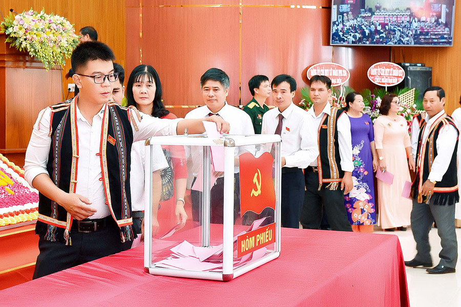  Bỏ phiếu bầu Ban Chấp hành đảng bộ huyện Đak Đoa nhiệm kỳ 2020-2025. Ảnh: Đức Thụy