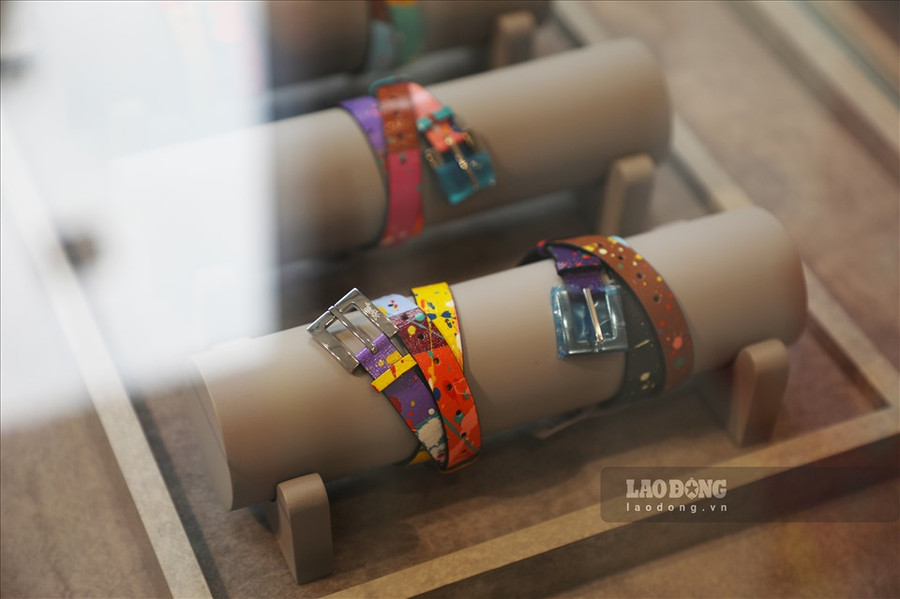 Vòng tay làm từ da thực vật và miếng dán từ tranh của Kongo giới hạn 10 chiếc độc bản tại Việt Nam. Cyril Kongo đã đưa môn nghệ thuật này vượt xa khỏi khuôn khổ của nó khi sử dụng chiếc bình sơn màu của mình trên mọi bề mặt dù là tường, vải, cửa sổ, thân cây, túi xách, khăn quàng cổ, vỏ chai rượu, đồng hồ, xe hơi hay thậm chí là máy bay đặc biệt thông qua các dự án hợp tác với Chanel, Hermès, Richard Mille Vòng tay làm từ da thực vật và miếng dán từ tranh của Kongo giới hạn 10 chiếc độc bản tại Việt Nam. Cyril Kongo đã đưa môn nghệ thuật này vượt xa khỏi khuôn khổ của nó khi sử dụng chiếc bình sơn màu của mình trên mọi bề mặt dù là tường, vải, cửa sổ, thân cây, túi xách, khăn quàng cổ, vỏ chai rượu, đồng hồ, xe hơi hay thậm chí là máy bay đặc biệt thông qua các dự án hợp tác với Chanel, Hermès, Richard Mille