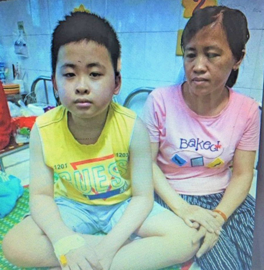 Cháu Lê Hữu Đồng và mẹ. Ảnh: Đinh Yến 