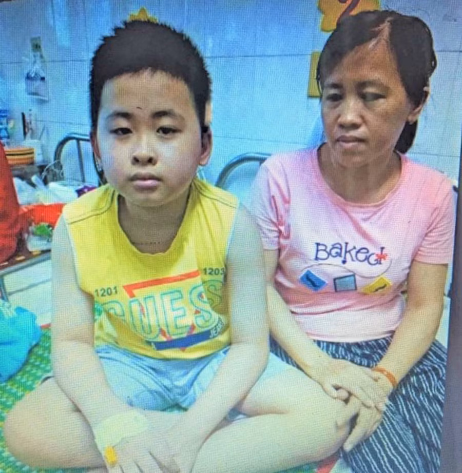 Cháu Lê Hữu Đồng và mẹ. Ảnh: Đinh Yến 