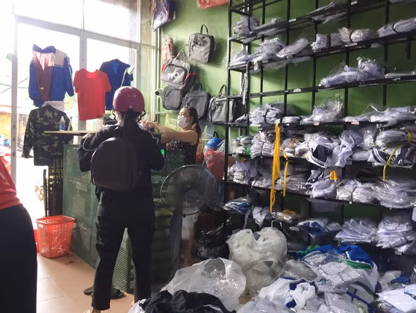 Đồng phục của nhiều trường học ở TP Buôn Ma Thuột đã được may sẵn tại một cửa hàng - Ảnh: THẾ THẾ