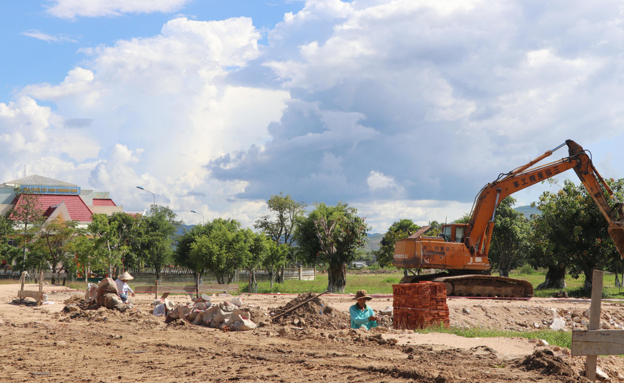 Thi công hạng mục cổng và lối vào khu di tích. Ảnh: Nguyễn Quang
