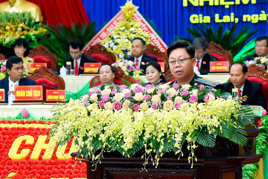 Đại biểu Lê Tuấn Hiền-Phó Bí thư Đảng ủy, Chính ủy Bộ Chỉ huy Quân sự tỉnh-trình bày tham luận tại Đại hội. Ảnh: Đức Thụy Đại biểu Lê Tuấn Hiền-Phó Bí thư Đảng ủy, Chính ủy Bộ Chỉ huy Quân sự tỉnh. Ảnh: Đức Thụy